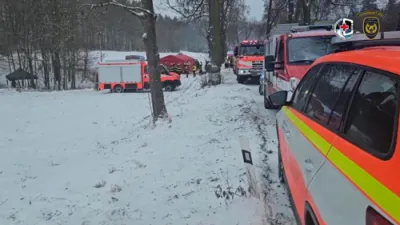 פייערלעשער ציען ארויס פארוואונדעטע פון א הייל נאך 21-שעה'דיגע ראטעווען מיסיע.