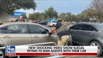 א נייע ווידעא ווייזט ווי מיגראנטן אטאקירן ICE אויטאס אין סאן אנטאניא.