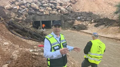 אין ירושלים זוכט מען א בחור פארלוירן ביי א טייך