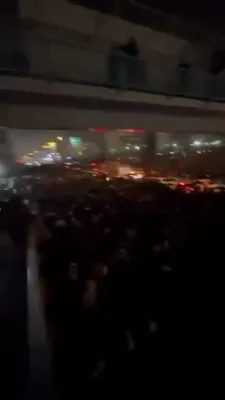 גרויסע מאסן מענטשן פילן אן די גאסן פון טעהראן בשעת די איראן רעאקציע גייט ווייטער אן.