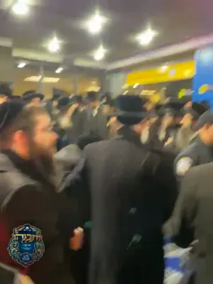 כ"ק אדמו"ר מצאנז שליט"א אויפן וועג קיין ניו יארק און ביים אנקומען 