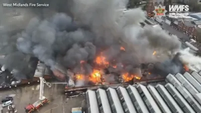 פייערלעשער קעמפן קעגן א גרויסן פייער ביי אן אינדוסטריעלן געביידע אין ענגלאנד.