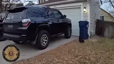 אנטלאפענע הינדלעך שיקן קאלאראדא אפיציר אויף א ווילדער יאגד. 😂