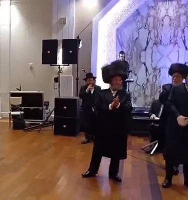 הגה"צ ראש ישיבת סאטמאר בני ברק שליט"א ביים מצוה טאנץ ביי א חסיד אין בארא פארק