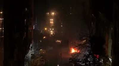 אויטאס ברענען און שיסעריי הערט זיך אן בשעת א ​​איראן פראטעסט כוואליע.