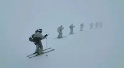 צה"ל זעלנער פירן דורך ווינטער אפעראציעס אויף שניי-באדעקטן בארג חרמון.