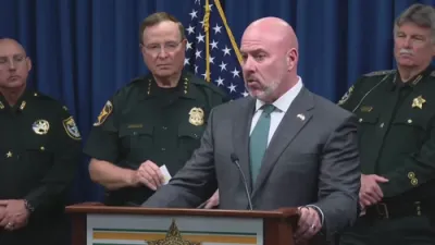 פלארידע שטעלט פאר צו פראסיקיוטן סענקטשוערי פאלעסי סופארטערס