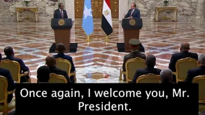 מצרים'ס פרעזידענט ניצט סאמאליע אלס א שטארקע ווארענונג וועגן נישט סטאביליטעט.