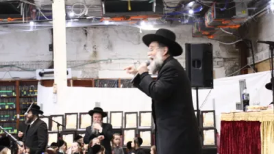 מעמד חלוקת פרסים אין ת"ת שומרי החומות בהשתתפות חברי הבד"ץ