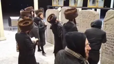 א גרופע אנטווערפען'ע אינגעלייט דאווענען אויפן ציון פון אדמור"י בית בעלזא