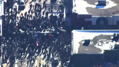 אנטי אייס פראטעסטן הייבן זיך אין מיניאפעליס נאך א פרישע אייס שיסעריי אויף א פראטעסטירער 