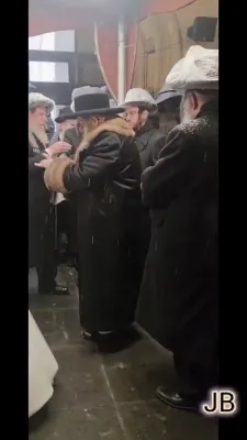 כ"ק אדמו"ר מסאטמאר שליט"א ביי סידור קידושין אין די שווערע שנייען