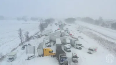 הונדערט קארס און טראקס זענען געווען אינוואלווד אין א קייט עקסידענט אין מישיגען 