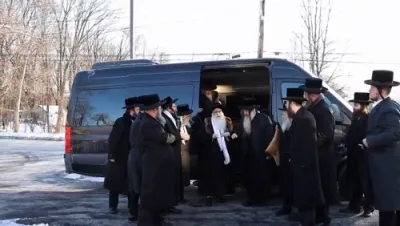 ווידיאו: שיינע באזוך פון כ"ק אדמו"ר מצאנז שליט"א אין די מוסדות אין מאנסי 