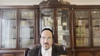 הערליכע שמועס דורך הרה"ג הרב אליהו שווארץ שליט"א איבער די שטארקע פעולות פונעם הייליגן רבי ר' מענדעל'ע מרימנוב זי"ע צו מרבה זיין פרנסה פאר איד'ס וועגן