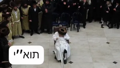 כ"ק אדמו"ר מתולדות אברהם יצחק שליט"א טאנצט מצוה טאנץ ביים חתונה פון א אייניקל אין ביהמ"ד הגדול תולדות אברהם יצחק