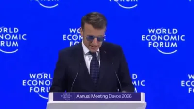 מאקרון האט זון גלעזער אין דאוואס