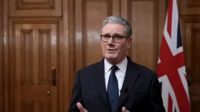 בריטישער פרעמיער מיניסטער סטארמער פארלאנגט פון טראמפ זיך צו אנטשולדיגן איבער זיין באמערקונגען אין אפגאניסטאן.