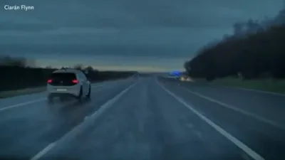 שרעקלעכע כמעט-אומגליק ווען א קו שפרינגט אריין אין אנקומענדיקן פארקער.