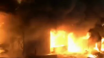 23 טויט נאך א פייער אין א שאפינג סענטער אין פאקיסטאן