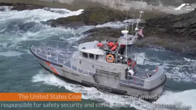 אמעריקאנער מארין טרענירט זיך אין וואסער