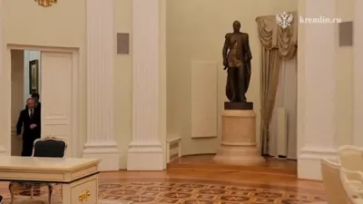 וויטקאף און קושנער טרעפן זיך מיט פוטין אין קרעמלין פאר אוקראינע שלום געשפרעכן.