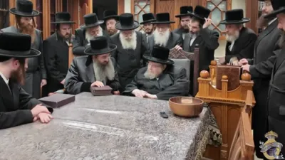 לענגערע ווידיאו: כ"ק אדמו"ר מאסדיגורא ירושלים שליט"א באזוכט ביי כ"ק אדמו"ר מבעלזא שליט"א לעצטע חשוון 
