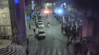 איראנער פראטעסטירער אטאקירן רעזשים כוחות 