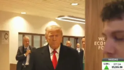 טראמפ שלאגט אפ קריטיק איבער פוטין'ס ראלע אין די עזה שלום בארד.