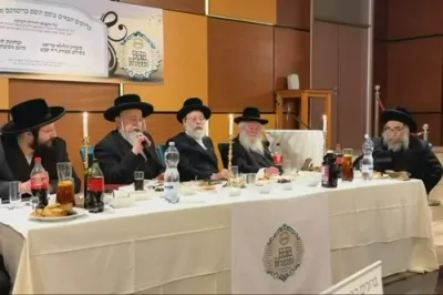 הערליכע מעמד סיום מסכת סוכה דורך די בני הכולל ד'קלוזש ביים דערהויבענעם מסע הקודש צום שטאט קלוזש לרגל היומא שהילולא מהרה"ק רבי יחזקאל רוטטער מקלוזש זצ"ל בראשות נכדו אבד"ק קלוזש שליט"א