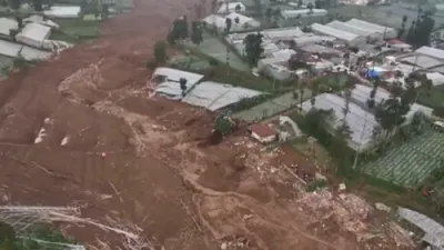 א חורבן נאך צאמפאל פון א וואסערפאל אין אינדוניזיע