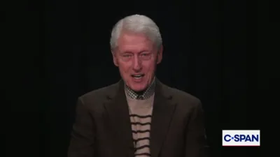 געוועזענער פרעזידענט ביל קלינטאן דרינגט אויף מעיאר'ס צו שטיין קעגן טראמפ'ס אימיגראציע פאליסיס.