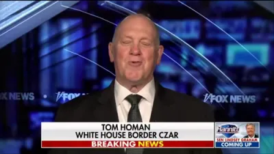 טאם האמאן זאגט אז טראמפ האט דערגרייכט א רעקארד נומער פון 700,000 דעפארטאציעס א יאר