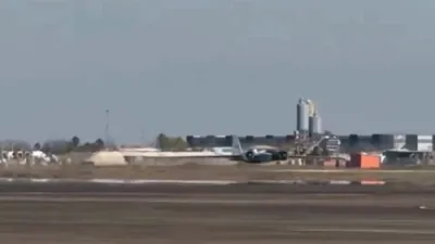 א נאס"א דזשעט מאכט א עמערדזשענסי 'בויך' לאנדונג אין יוסטאן טעקסאס.