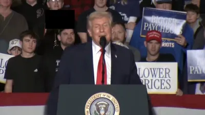 פרעזידענט טראמפ ווערט קאנפראנטירט דורך פראטעסטירער ווען אייאווע ראלי ברעכט אויס מיט "USA" געזאנגען.