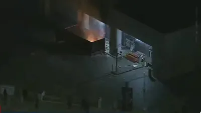 לאס אנדזשעלעס ראיאטירער האבן געצווינגען די פייער און פאליציי פייער דעפארטמענט זיך צוריקצוציען.