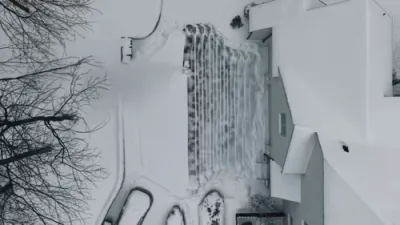 א ראבאטישע שניי בלאזער רייניגט א דרייוועי אין ניו דזשערסי 