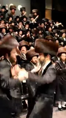 מצוה טאנץ פון כ"ק אדמו"ר מזוועהיל שליט"א בחתונת בנו