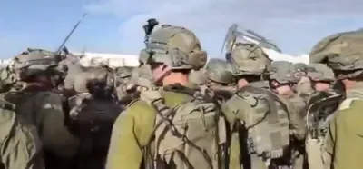 מדנ"י סאלדאטן הייבן אן זינגען נאכדעם וואס זיי האבן געפונען דעם לעצטן משכון אין עזה.