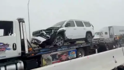 כמעט 60 קארס פארמישט אין א קייט רעאקציע קראך אויף שאסיי 99.