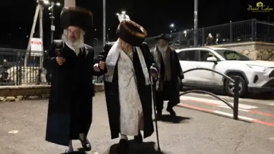 הדלקה פון כ"ק אדמו"ר מטעמעשוואר שליט"א אין מירון