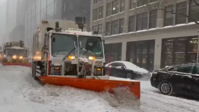 ווינטער נעמט איבער ניו יארק סיטי ווען א שניי-שטורעם פארשפרייט זיך איבער טריי-סטעיט ראיאן