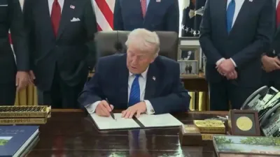 טראמפ שרייבט אונטער א עקזעקעטיוו ארדער צו שאפן א היסטארישן אינדי-קאר פארמעסט אין וואשינגטאן.