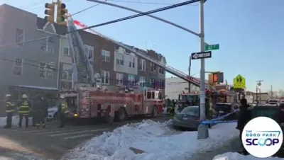 FDNY באקעמפט א שווערע פייער אין בארא פארק דריי-שטאקיגע געביידע, זיבן פארוואונדעטע און צוויי אין קריטישן צושטאנד.