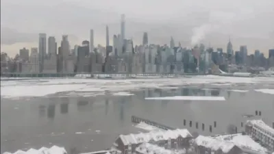 א צייט-פארלויף פון דער ארקטישער קעלט שיקט אייז-פלאקן אראפ דעם האדסאן טייך פארביי מאנהעטן.