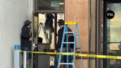 יוגין פעדעראלע געביידע פארמאכט מיט ברעטער נאך אנטי-ICE ראיאטן.