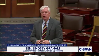 סענאטאר לינדזי גרעהעם פארטיידיגט ICE