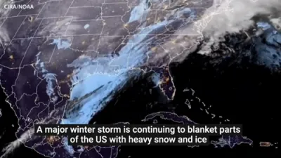 סאטעליט בילדער ווייזן א ריזיגע ווינטער שטורעם איבער אמעריקע.