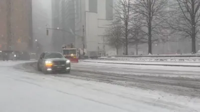 מען שארט די שניי אין ניו יארק 