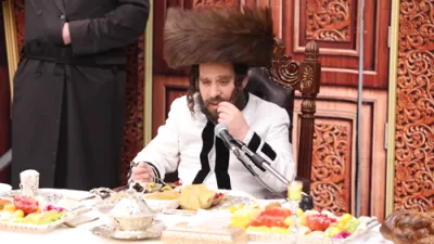 בילדער און ווידיאוס: שולחן הטהור לרגל ט"ו בשבט ומעמד נשגב "שעת חקל תפוחין קדישין" בחצה"ק קרעטשניף כפר עט"ה